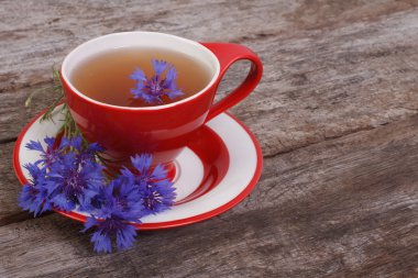 cornflower eski ahşap masa üzerindeki çiçekli bitki çayı