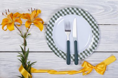 çok güzel bir sofra sarı zambak kurdele ile süslenmiş.