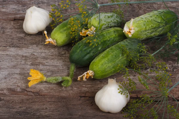 Concombre, ail et aneth pour décaper les ingrédients sur la table — Photo