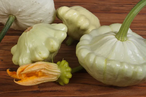Ripe pattypan squash vegetables on a wooden brown table — Stock Photo, Image