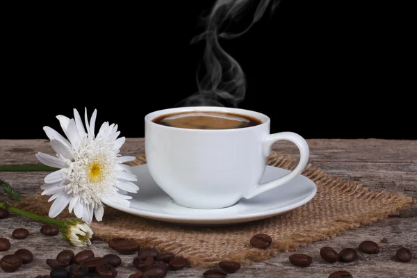 Caffè caldo e crisantemo bianco sul tavolo — Foto Stock