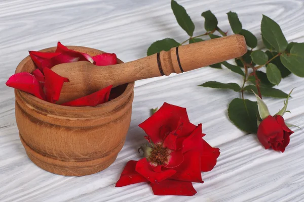 Preparación de un extracto de pétalos de rosa en un mortero — Foto de Stock