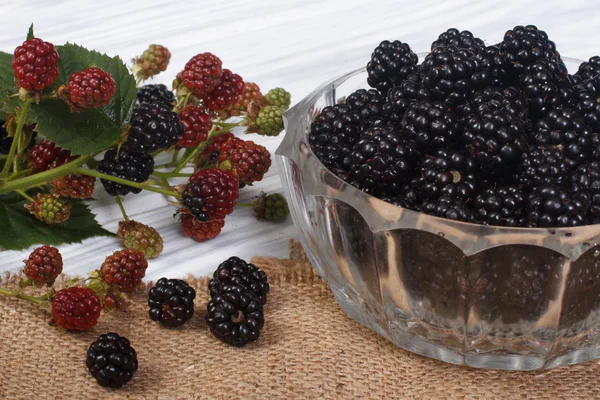 在桌上的玻璃碗中成熟黑莓 — 图库照片