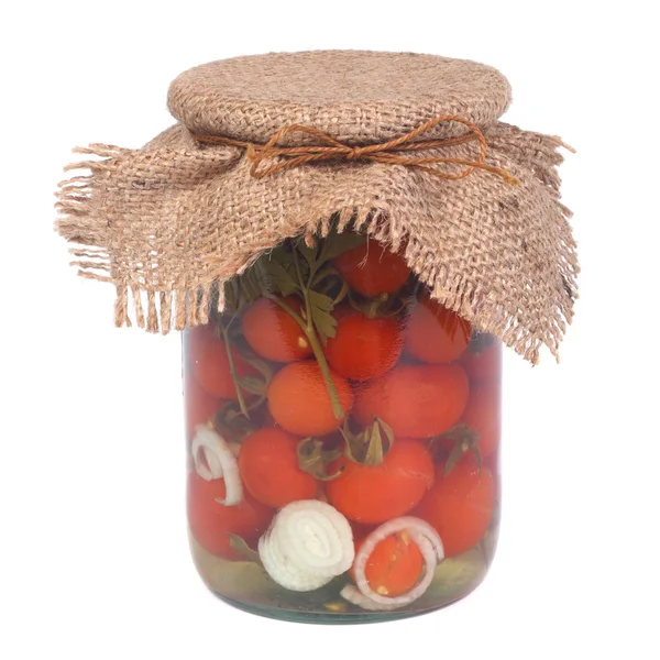 Marynowane pomidory dojrzałe w szklanym słoju na białym tle — Zdjęcie stockowe