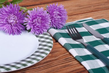 Aster bir buket ile süslenmiş masa servis
