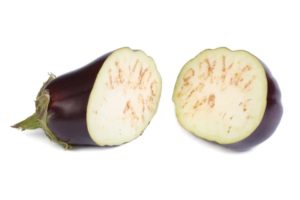 Aubergine crue tranchée isolée sur fond blanc — Photo