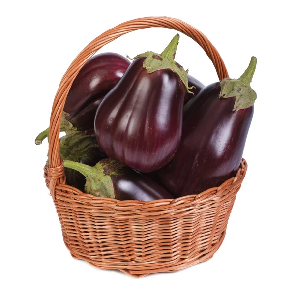 Aubergine mûre dans un panier en osier isolé sur fond blanc — Photo