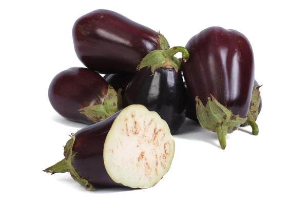 Plenty of ripe eggplant and one aubergine sliced — Stock Photo, Image