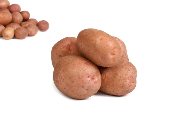 Kupie surowe ziemniaki na białym tle — Zdjęcie stockowe