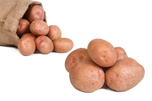 Patate in un sacchetto e un mucchio isolato su sfondo bianco — Foto Stock