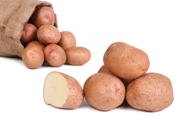 Cięcia surowych ziemniaków i torebki na białym tle — Zdjęcie stockowe
