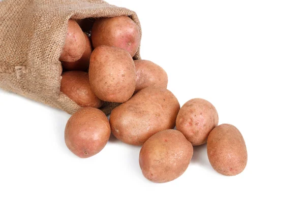 Un sacco di patate caduto isolato su sfondo bianco — Foto Stock