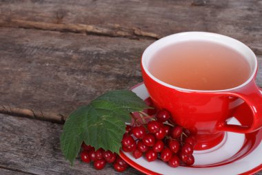 eski ahşap masa üzerinde Kartopu çiçeği meyveleri ile çay