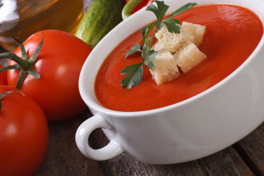 kırmızı sebze çorbası gazpacho croutons yakın çekim