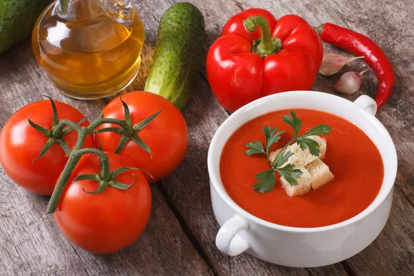 Gazpacho de tomate e verduras frescas em uma mesa de madeira. vista superior — Fotografia de Stock