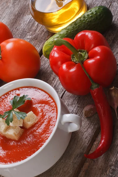 Gazpacho de tomate e verduras frescas em uma mesa de madeira. vertical — Fotografia de Stock