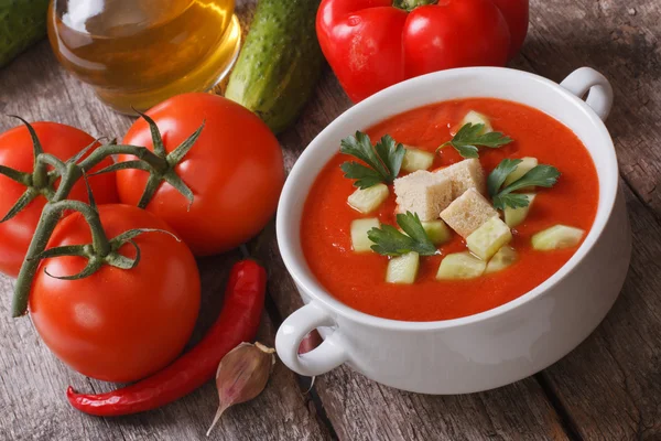 Soupe gaspacho aux légumes sur la table. vue de dessus — Photo