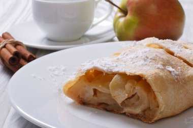 Elmalı pasta beyaz tabak portre üzerine tarçın ile