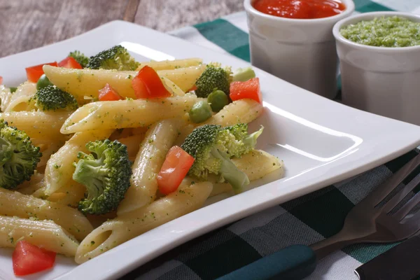Ζυμαρικά με λαχανικά και σάλτσα πέστο και σάλτσα τσίλι — Φωτογραφία Αρχείου