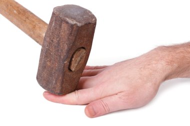 Emniyet talimatları balyoz bir adamın parmakları vurmak