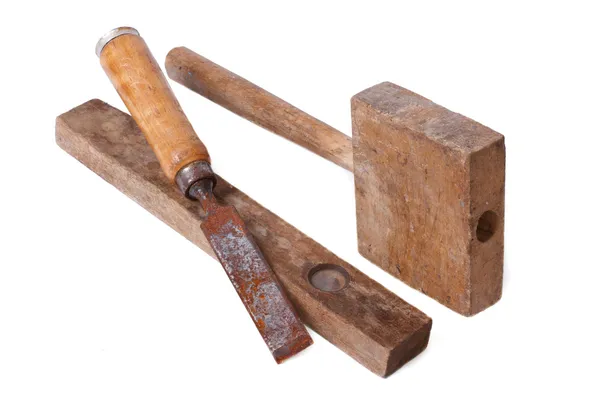 Vieux ciseau à outils en bois, un marteau et un niveau isolé sur blanc — Photo