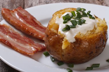 fırında patates dolu ekşi krema ve dilim kızarmış domuz pastırması