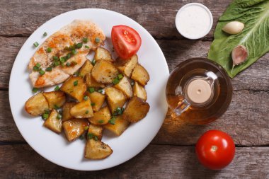 sebze ve tavuk biftek fırında patates. Üstten Görünüm