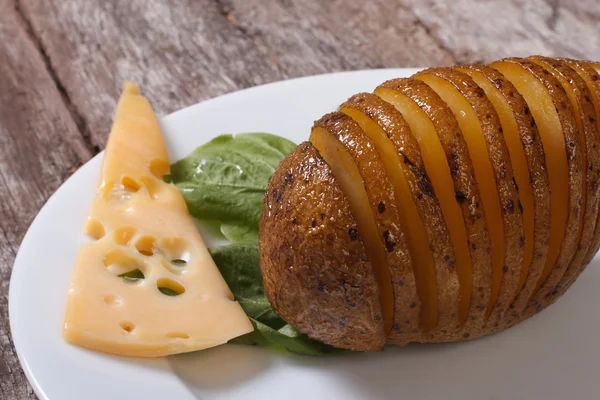 Запеченный картофель на зеленом салате — стоковое фото