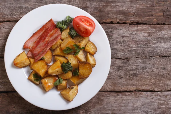 Pomme de terre frite avec bacon et légumes vue de dessus — Photo