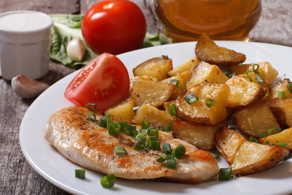 Fried potatoes with chicken steak and vegetables — Stock Photo, Image