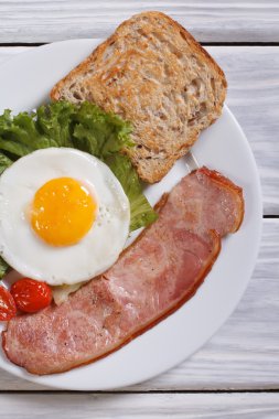 jambon ve kızarmış ekmek kızarmış yumurta. yakın çekim. Üstten Görünüm