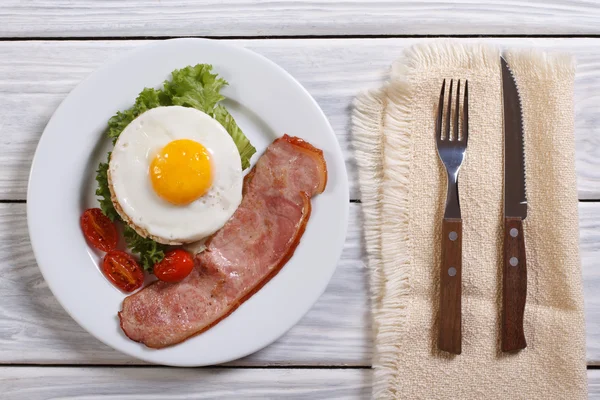 Café da manhã com ovos fritos e bacon. vista superior — Fotografia de Stock