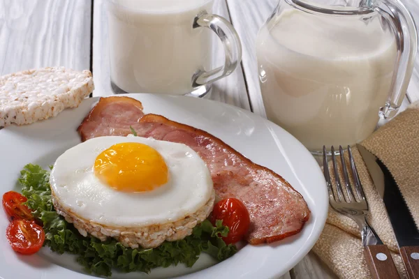 A healthy breakfast: fried eggs with rice cakes and milk. — Stock Photo, Image