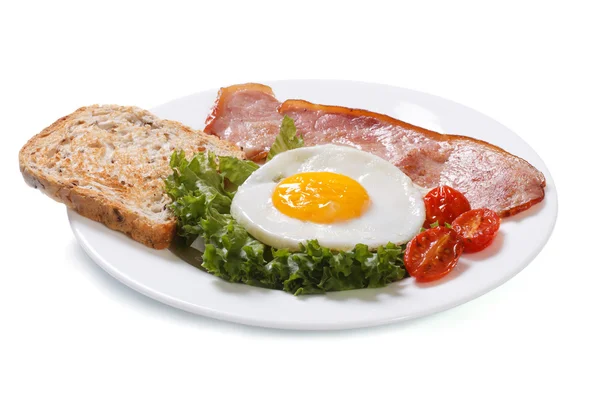 Huevos fritos con tomate, jamón y pan aislados — Foto de Stock