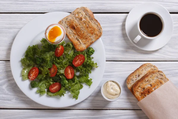 A delicious breakfast. Eggs, toast, salad and coffee — Stock Photo, Image