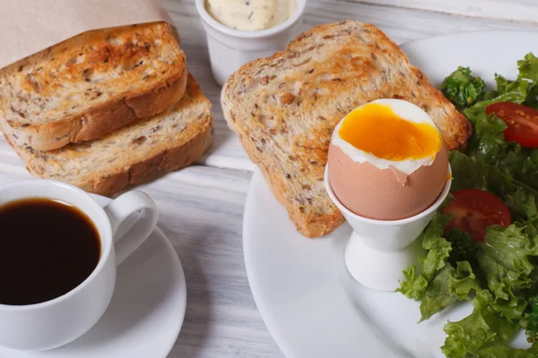 Witaminy śniadanie. jajko na twardo z tostami i sałatka. — Zdjęcie stockowe