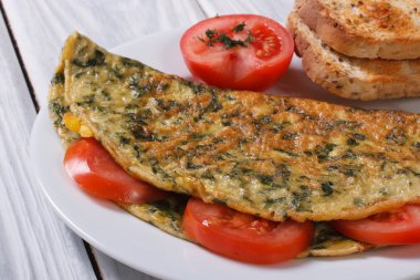 Ispanak ve domates ile bir omlet. sağlıklı ve lezzetli kahvaltı