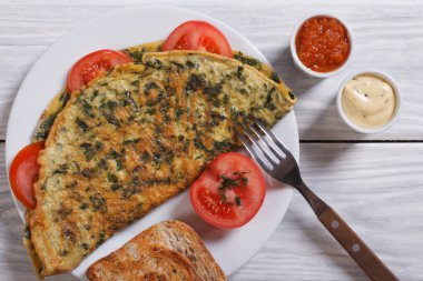Ispanak ve sos yakından görmek yukarıda ile omlet