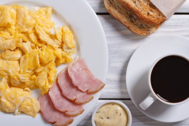Kahvaltı görünümü yukarıdaki. omlet jambon ve domates. kahve