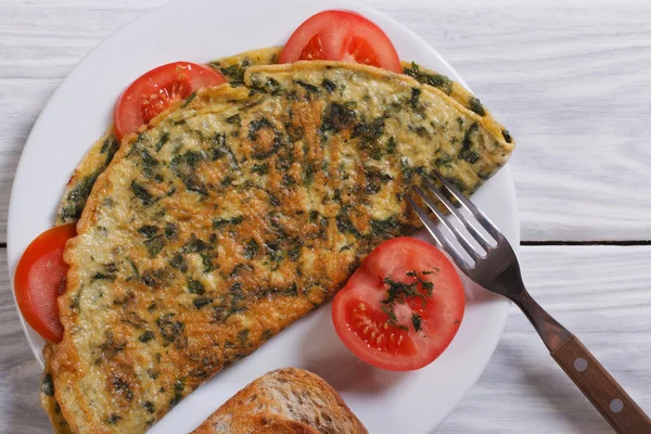 Scrambled eggs with spinach on the table view from above — Stock Photo, Image