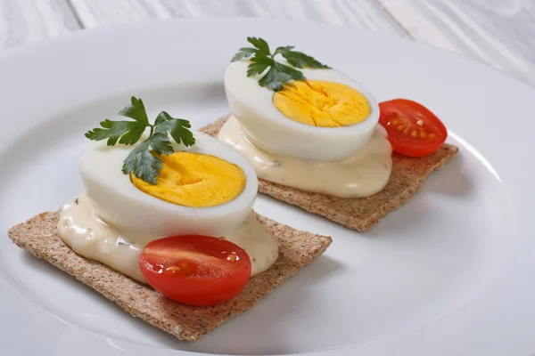 Ízletes szendvicsek, főtt tojás és a mártással, pirítóssal — Stock Fotó