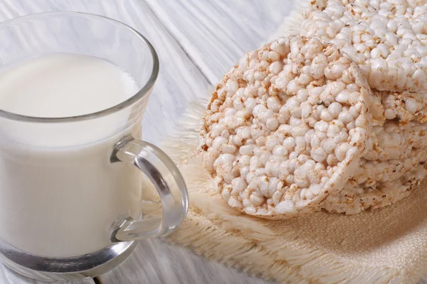 Desayuno dietético: galleta de arroz y leche fresca — Foto de Stock