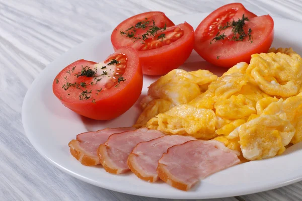 Breakfast omelet with ham and tomatoes on the table — Stock Photo, Image