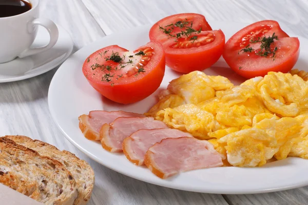 Omelet with ham and tomato and coffee for breakfast — Stock Photo, Image