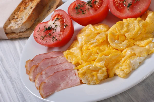 A delicious breakfast. omelet with ham and tomatoes and croutons — Stock Photo, Image