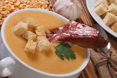 sıcak sarı bezelye çorbası ile kruton ve füme