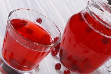bir sürahi içinde kırmızı cranberries uzuvlar serinletici bir içecek