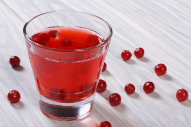 taze kızılcık ahşap bir masa üzerinde bir cam bardak