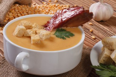 Bezelye çorbası ile kruton ve füme et