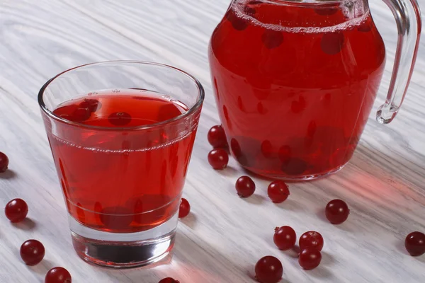 美味的果汁从红色酸果蔓的果实 — 图库照片